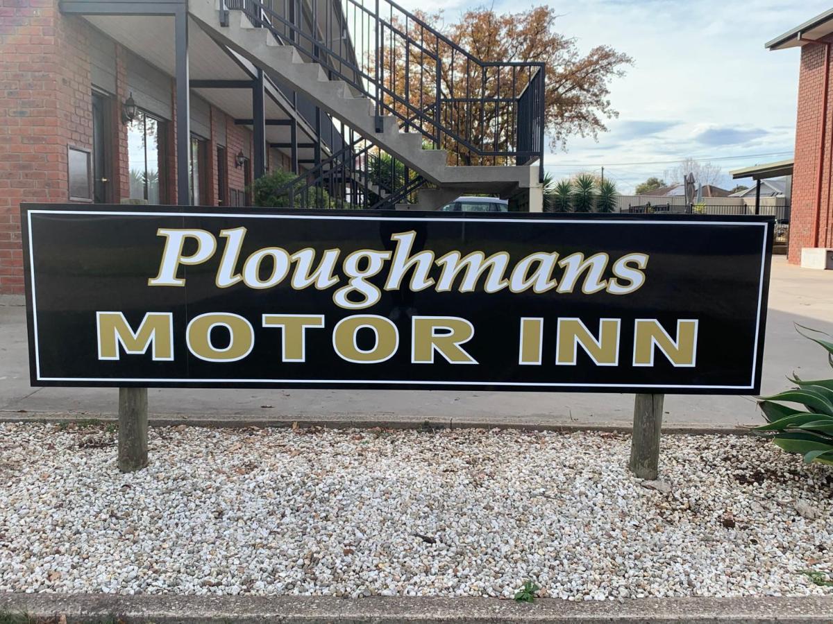 Ploughmans Motor Inn Horsham Exterior photo