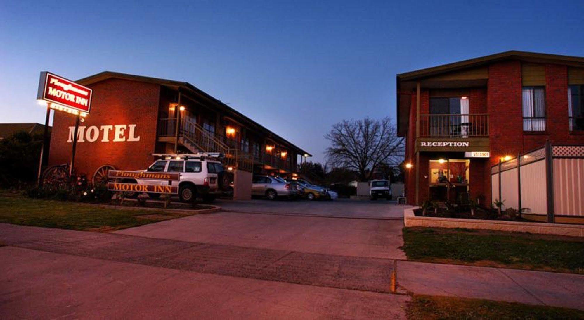 Ploughmans Motor Inn Horsham Exterior photo